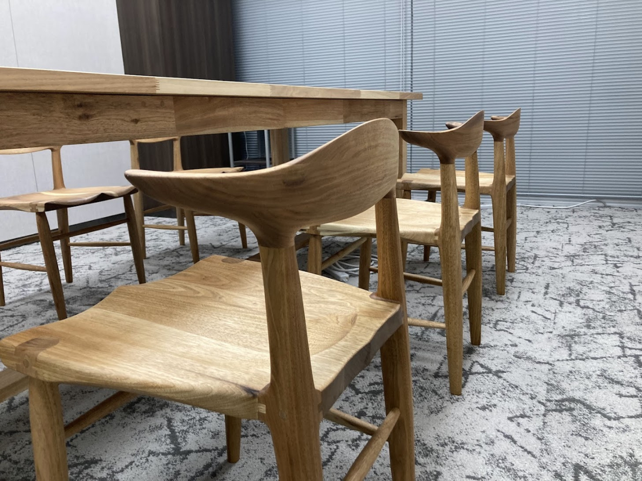 秋田銀行様　京橋支店　テーブル、椅子　（秋田県産　オニグルミ材）